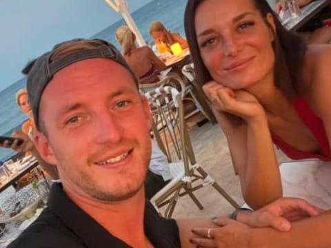 Sarah Van der Meiren (36) op een foto met haar vriend Dylan Peeters.