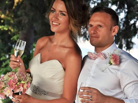 Hayleigh Perks met haar echtgenoot Ryan Curtis (32).