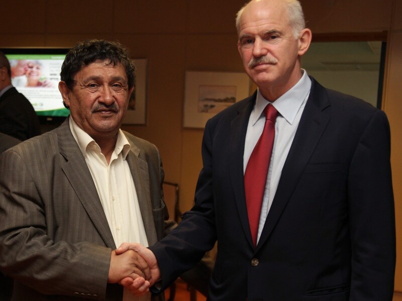 De Libische onderminister van Buitenlandse Zaken Abdelati Obeidi schudt de hand van de Griekse premier George Papandreou.