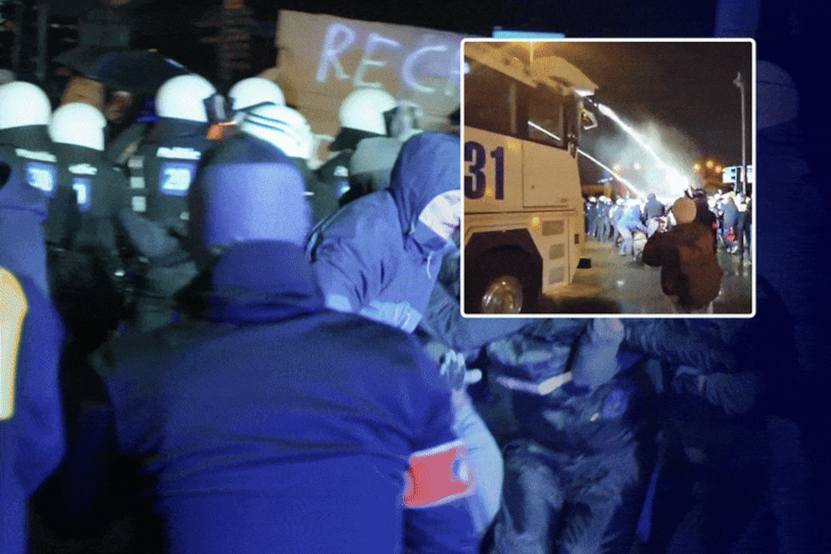 La policía arresta a un activista.