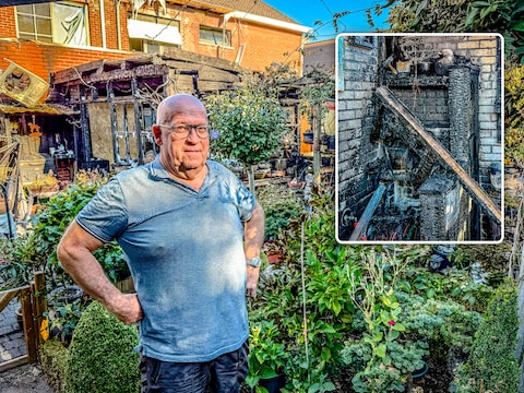 Erik bekijkt de ravage na de zware brand in de Burgemeester Claeysstraat in Beernem.