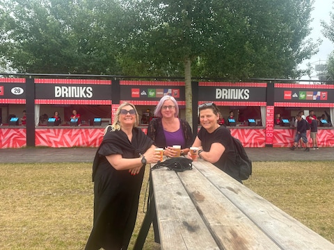 Vlnr.: Christine, hun vriendin Noor en Anjo op de wei van Rock Werchter.