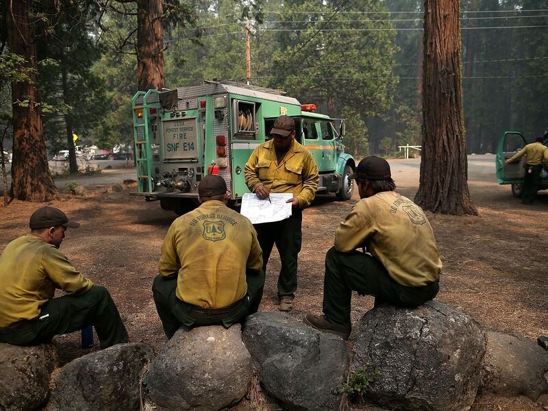 Brandbestrijders van de US Forest Service pauzeren even in Camp Mather bij Groveland, Californië.