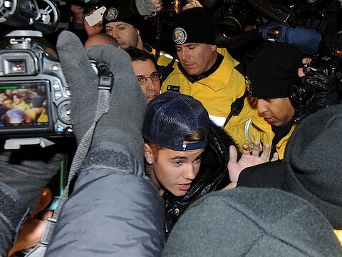 Justin Bieber wordt belaagd door de pers.