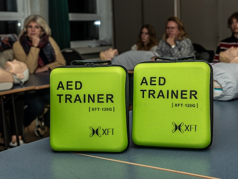 Rode Kruis leert inwoners levens redden met gratis AED-cursus in Hove