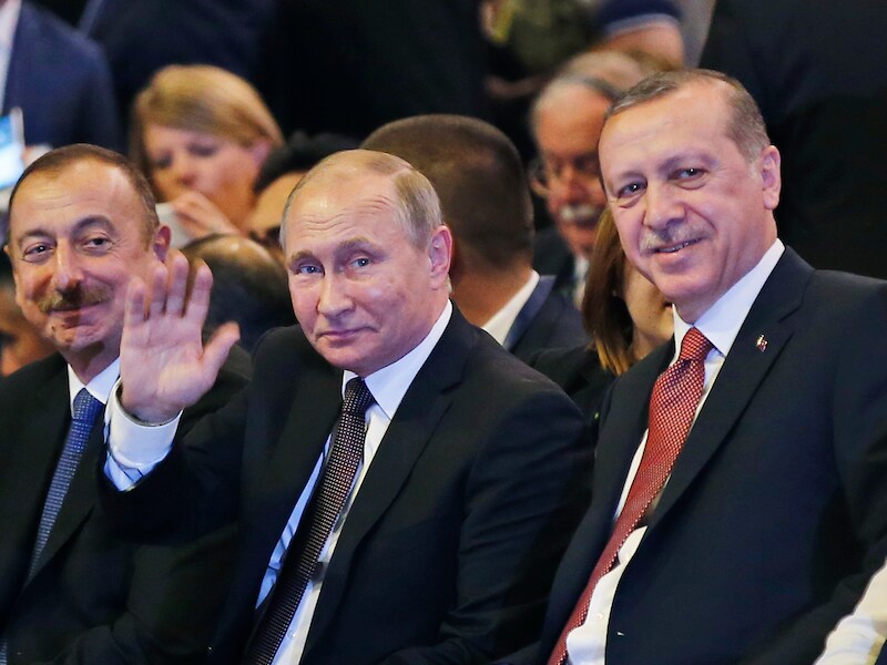 De Russische president Vladimir Poetin naast zijn Turkse ambtsgenoot Recep Tayyip Erdogan. De twee ontmoeten elkaar in het kader van het Wereldenergiecongres, maar de twee zullen het zeker over Syrië hebben.