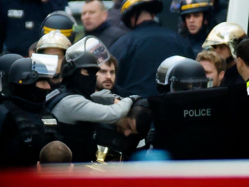De Franse politie arresteert een verdachte tijdens een politieactie tegen terreurverdachten in de Parijse voorstad Saint-Denis.