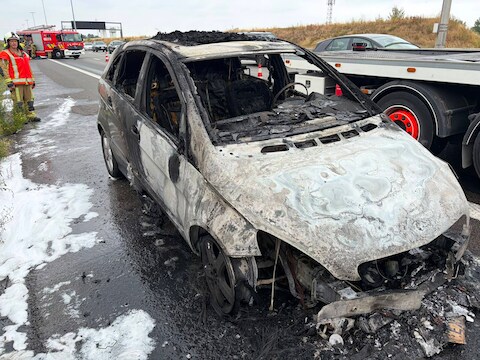 Op de E17 op de grens tussen Kortrijk en Harelbeke is een wagen volledig uitgebrand. De bestuurder kon zich gelukkig op tijd uit de voeten maken.