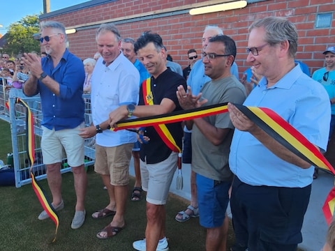 Burgemeester Dirk Van Noten kreeg de eer om het veld te openen.