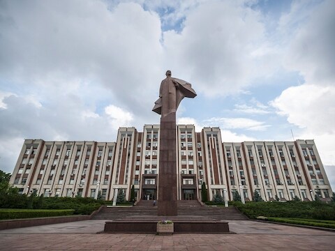 Een standbeeld van Lenin voor het parlementsgebouw in Tiraspol, de hoofdstad van Transnestrië.