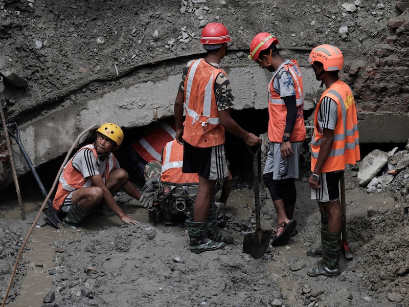 Twee mensen levend gered negen dagen na plotse overstromingen in Nepal: “Nog meer stemmen te horen”