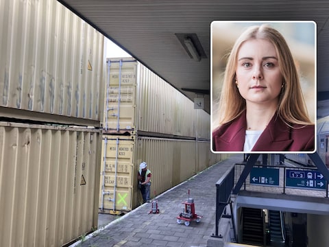 Naast de perrons van het station va Lokeren is een gespecialiseerde aannemer volop bezig met de installatie van een geluidsmuur van containers. Inzet: woordvoerster Britt Monten van de NMBS.