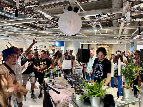 IKEA werd even omgetoverd tot een pop-upraveparty. 