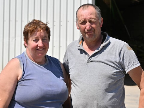 Hilde en François op hun boerderij.
