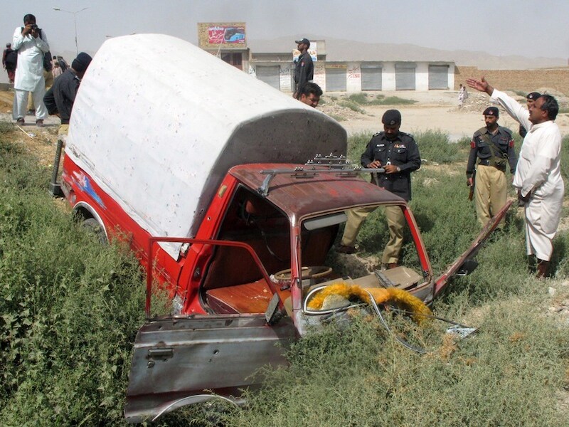 Dit busje met veertien passagiers werd gisteren in Quetta door onbekenden onder vuur genomen.
