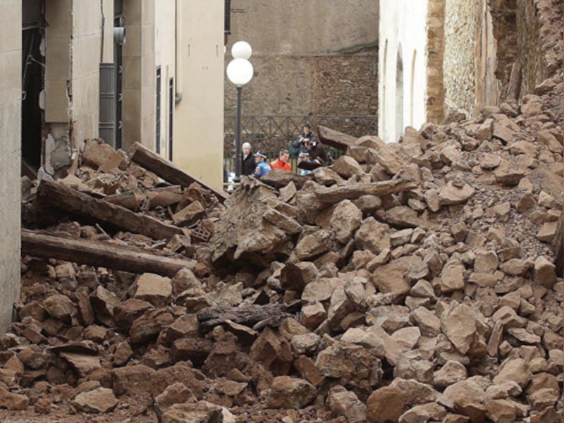 Door de hevige regenval stortte ook een gedeelte van de eeuwenoude stadsmuren van Soria in