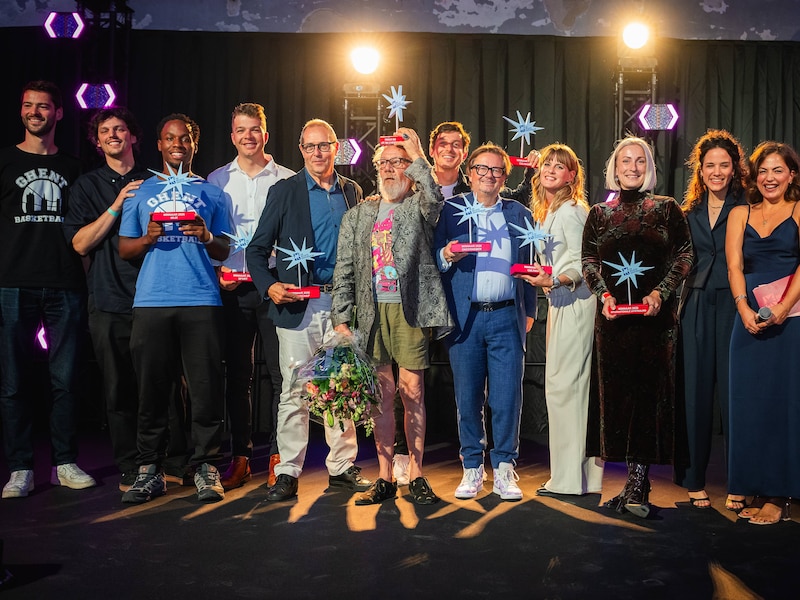 Alle winnaars samen in het Wintercircus in Gent, met rechts het presentatieduo Isolde Van Den Eynde en Frances Lefebure