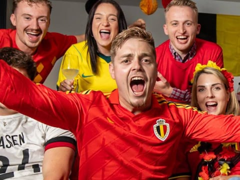 Zo ziet de vakantie van Levi (midden), naast zijn vrouw Emma (rechts) eruit: vijf weken juichen om voetbal met de maten.