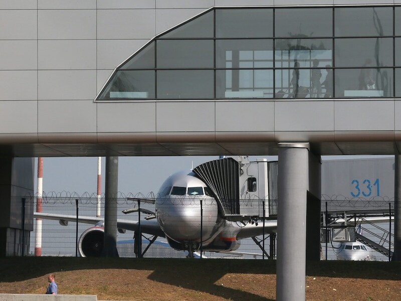 Van klokkenluider Snowden wordt vermoedt dat hij zich nog steeds in de transitzone van de internationale luchthaven van Moskou ophoudt.