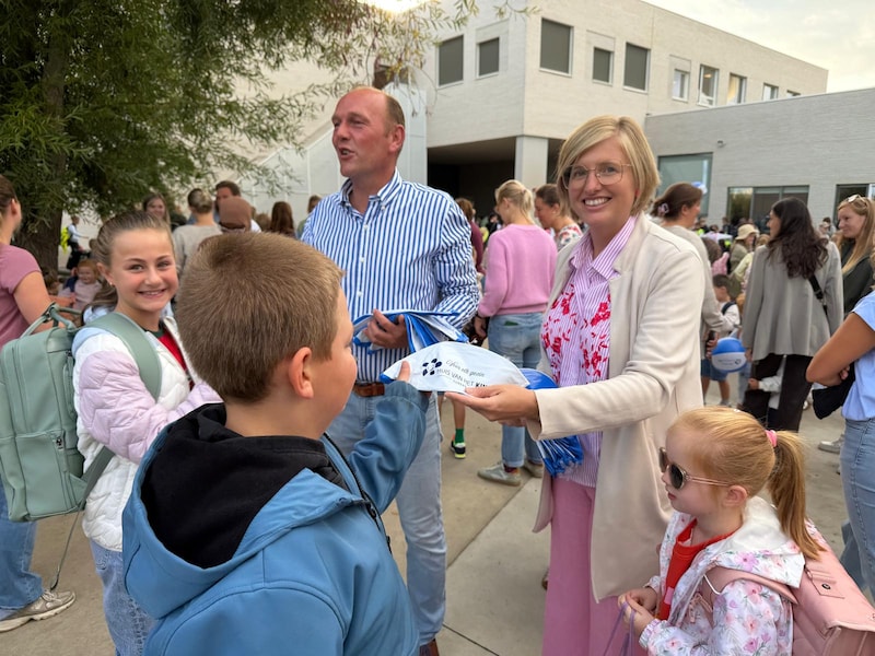 Huis van het Kind schenkt een strandbal aan elk Oudenburgs schoolkind