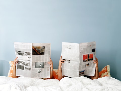 Krant lezen in bed.