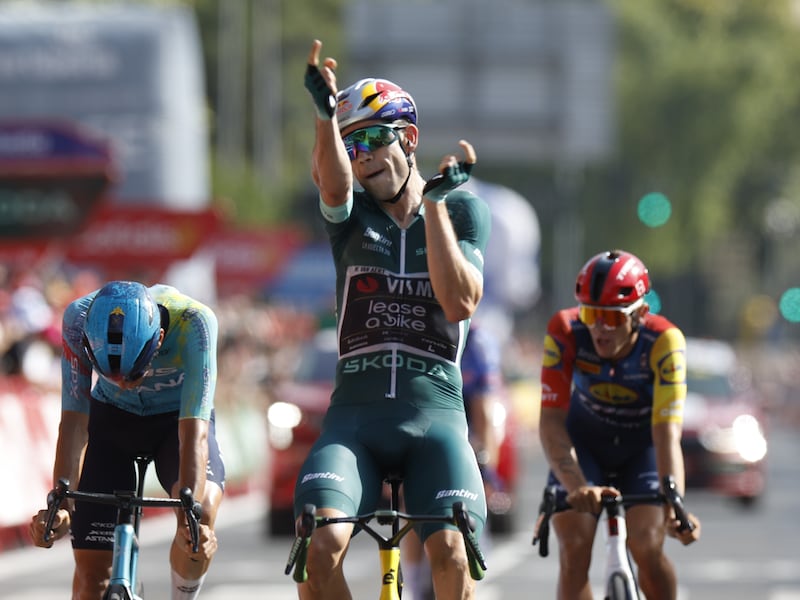 Daar is nummer twee! Wout van Aert slaat ook in Cordoba toe, Thibau Nys is derde: “We wilden het peloton vandaag verrassen”