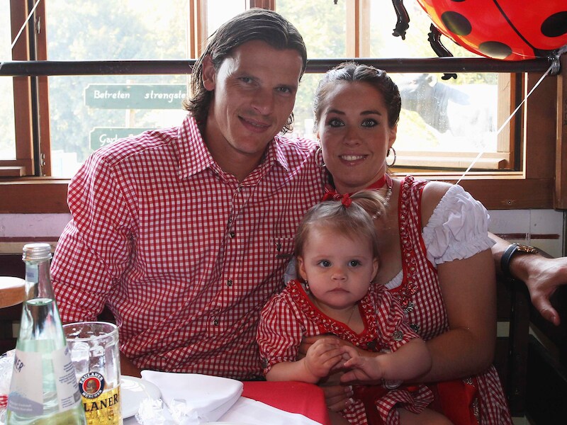 Van Buyten op de Oktoberfesten in 2011 met vrouw Celine en hun dochter Lou-Ann.