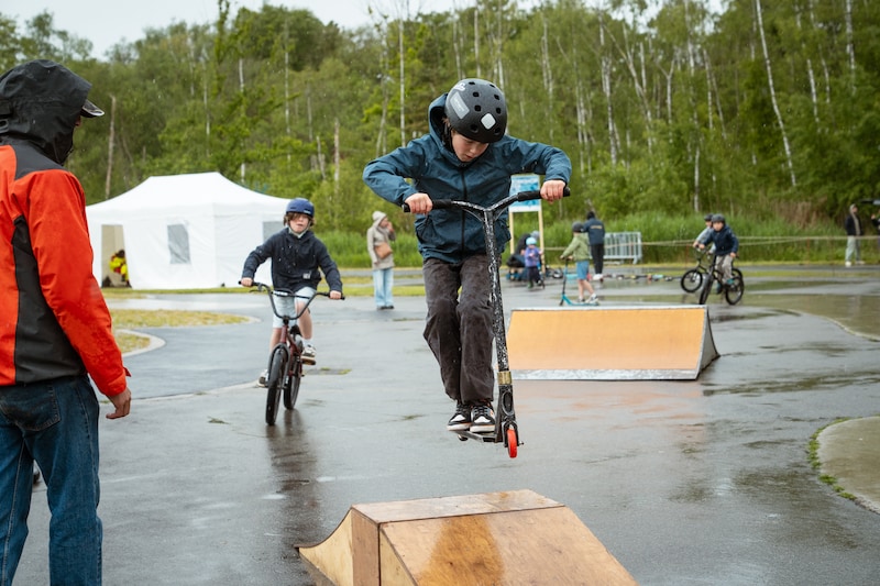 Ondanks regenweer lokt ‘Put Your Wheels On’ honderden skaters naar De ...
