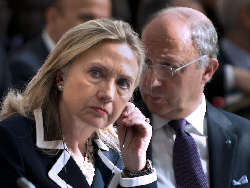 Hillar Clinton gisteren in Parijs.