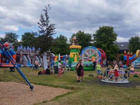 Buurtsport XL biedt een speelnamiddag aan met tal van activiteiten zoals springkastelen, zomerbar en sportinitiaties.