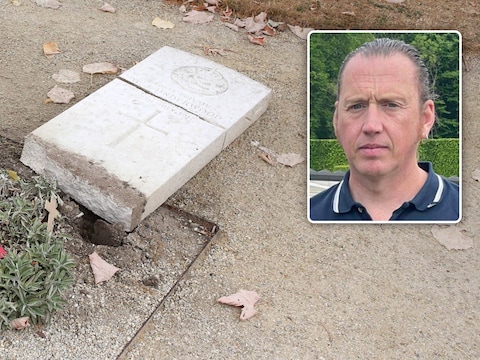 De kapotte grafsteen op de begraafplaats Essex Farm in Ieper. Inzet: gids Christophe Deconinck.