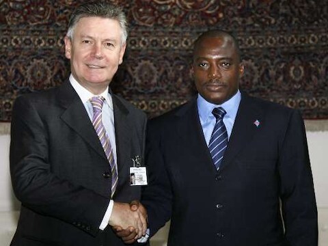 De Gucht en Kabila in 2006, toen beide kemphanen nog iets beter overeenkwamen.