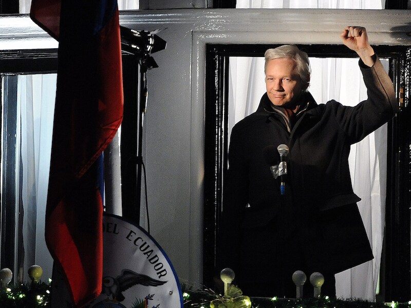 Assange op het balkon van de ambassade van Ecuador in Londen.