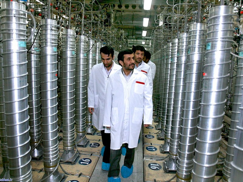 Mahmoud Ahmadinejad op bezoek in de site van Fordo.