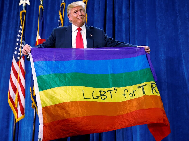 Tijdens zijn campagne in Colorado kwam Trump met een regenboogvlag het podium op.