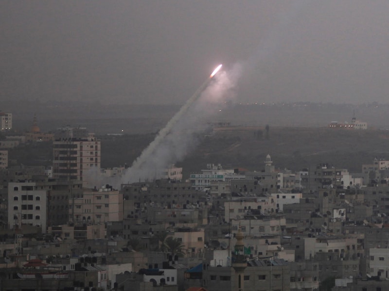 Een raket vertrekt vanuit de Gazastrook naar Israël.