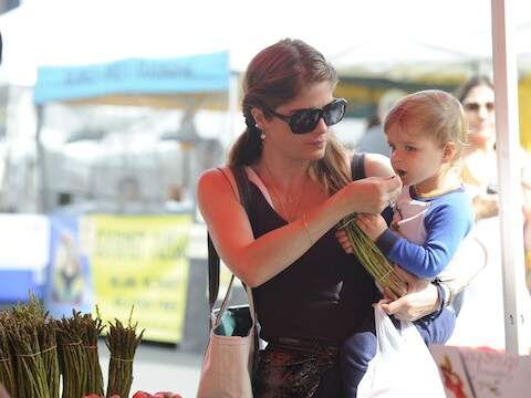 Selma en Arthur kopen asperges op de markt.