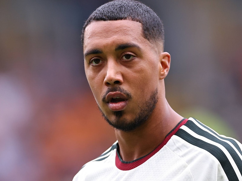 “Hij moet snel beseffen dat dit anders is dan Aston Villa”: hoe Youri Tielemans al na één match met Manchester United onder zware kritiek leeft
