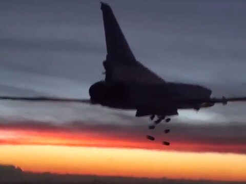 Een Tupolev Tu-22M3 tijdens een luchtaanval op een onbekende locatie in Syrië.