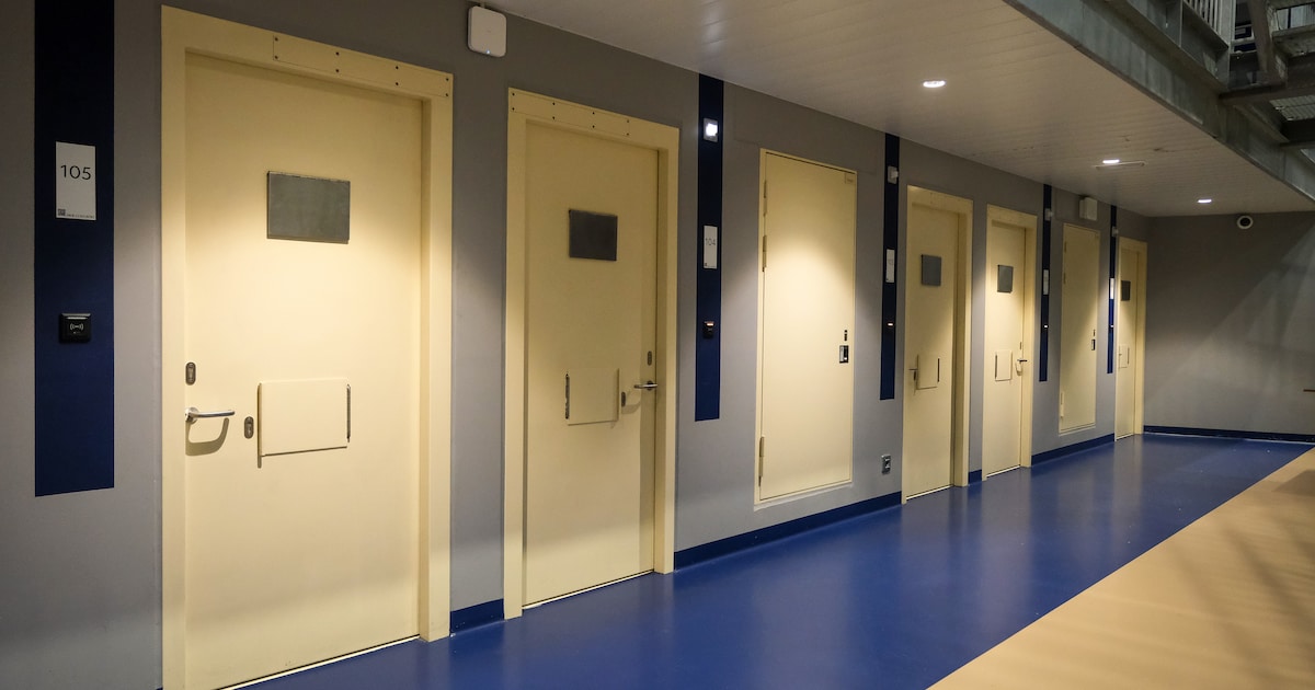 Cipier van gevangenis Haren aangehouden nadat hij drugs en telefoons ...