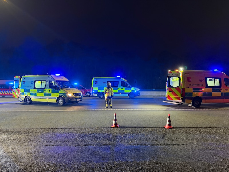 De brandweer en ambulances op de plaats van het ongeval in Edegem.