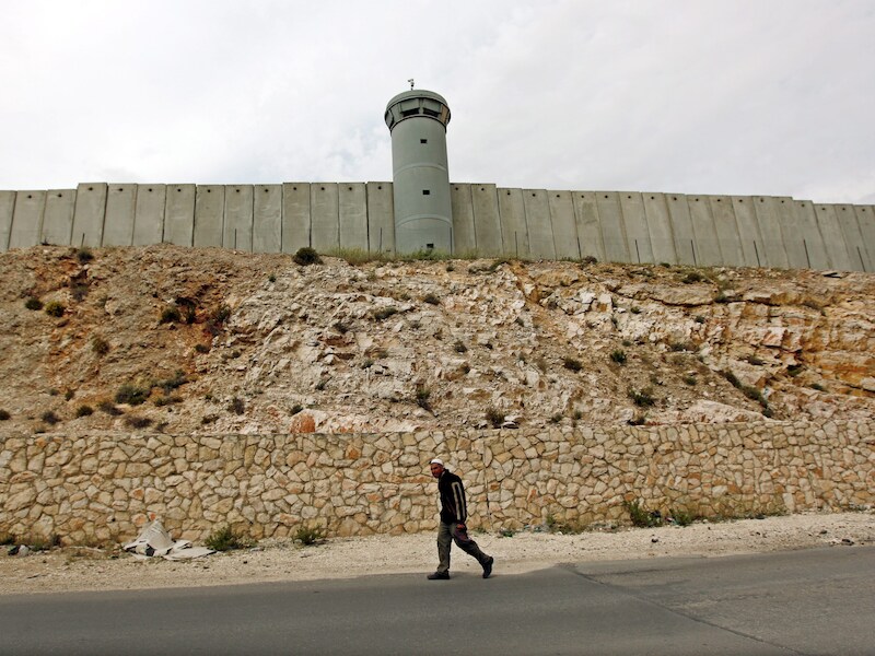 Palestijnen op de Westelijke Jordaanoever kunnen grote delen van hun land niet bereiken omwille van Israëlische omwallingen.