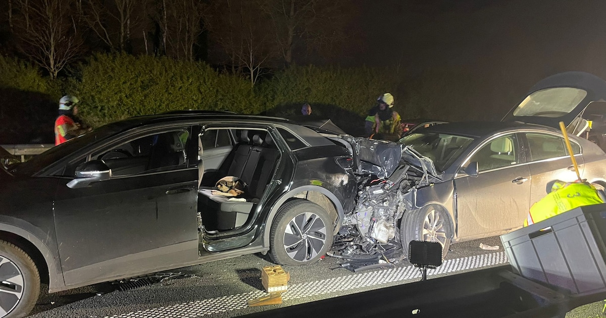 Twee gewonden bij ongeval in staart van file op E403 in Lichtervelde: brandweer moet vrouw uit wagen