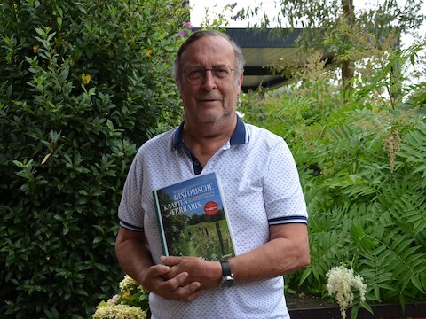 Georges Vande Winkel uit Denderwindeke met het boek ‘Op stap met historische kaarten van Ferraris’ waaraan hij meewerkte.