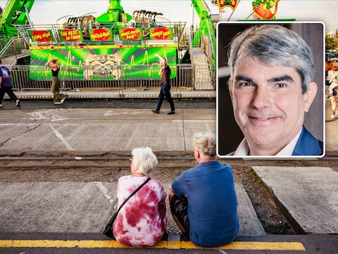 De verharde zone op Spoor Oost bevat veel putten en beschadigde materialen, zoals betonstraatstenen en betonplaten. Dat zorgt voor een slechte toegankelijkheid, vooral voor minder mobiele bezoekers. Inzet: schepen van Economie Johan Klaps.