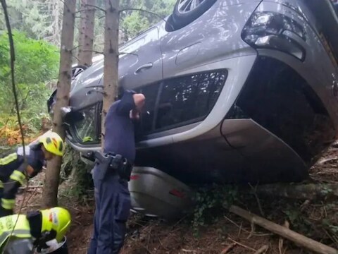  Brandweer en bergredders hadden veel moeite om de inzittenden te bevrijden en het voertuig uit het bos te halen.