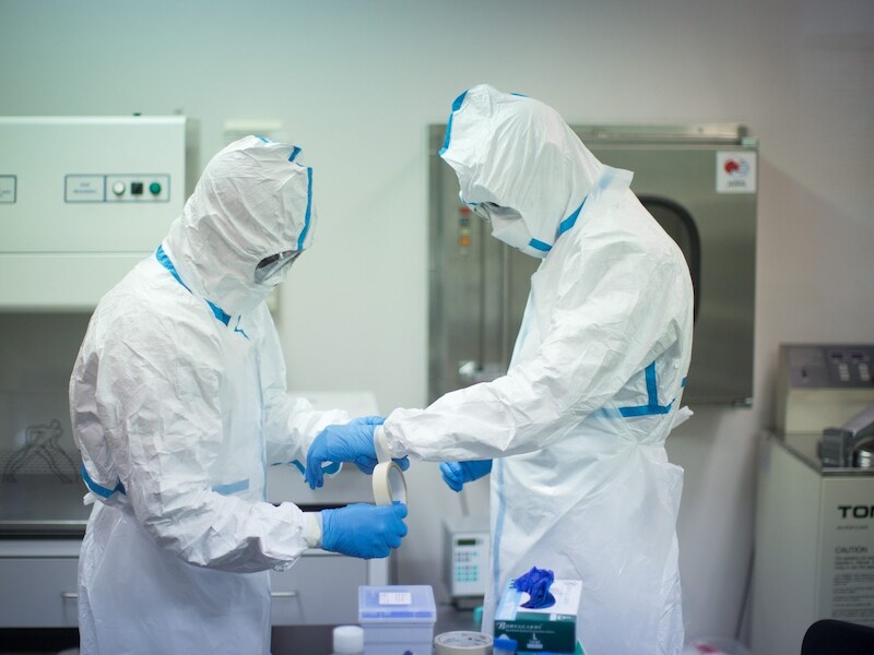 Medewerkers van het Noguchi laboratorium aan de Universiteit van Ghana doen onderzoek naar het ebolavirus.