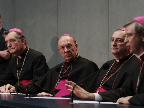 De Antwerpse bisschop Johan Bonny (rechts) vraagt om het dossier van priester Jef V.d.O. opnieuw te bekijken.