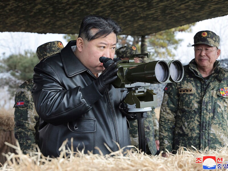 De Noord-Koreaanse leider Kim Jong Un, links, houdt toezicht op artillerieoefeningen in Noord-Korea op donderdag 7 maart 2024.