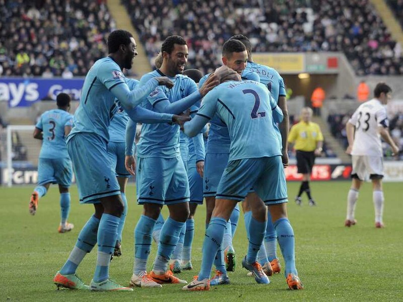 Adebayor (l) en Dembélé vieren met Kyle Walker, die de own-goal van Chico voor 0-2 inleidde.